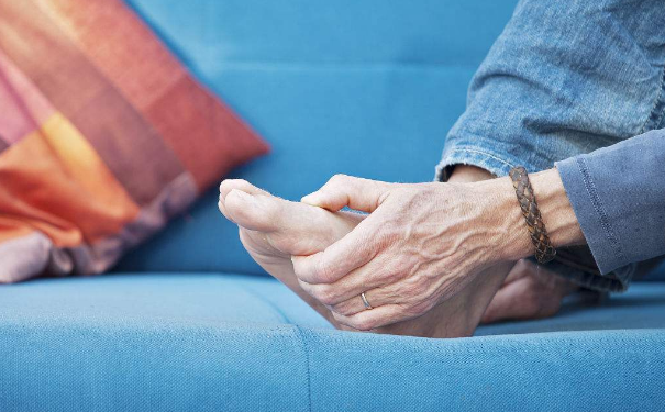 Low-carbon and less sugar diet helps prevent gout